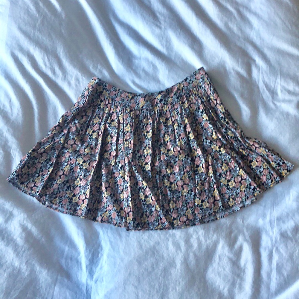 Flower patterned mini skirt